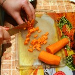 Морковь нарезаем мелкими кубиками