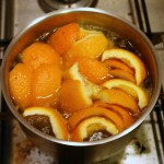 Две минуты кипятим апельсиновые корки, обдаем холодной водой и снова кипятим.