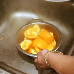 Обдаем апельсиновые корки холодной водой