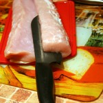 Теперь ведем нож к краям - нам нужно раскроить мясо в лист