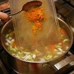 Добавляем цедру апельсина в суп