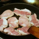 Разогреваем сковородку с небольшим количеством масла и укладываем мясо