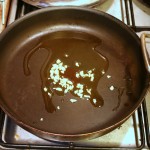 Две столовых ложки оливкового масла и чеснок разогреваем в сковороде