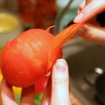 Кожица у помидоров очень тонкая и легко снимается